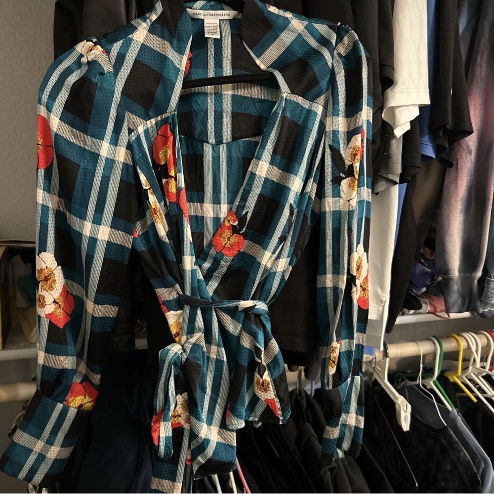 Diane von furstenberg silk wrap top 6/medium